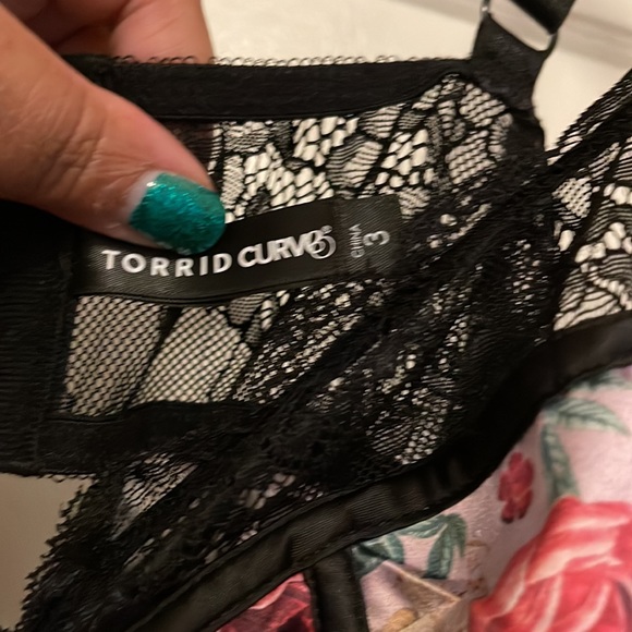 Sexy 3x Torrid lingerie with pink flowers pastel and see through sides - Picture 5 of 5